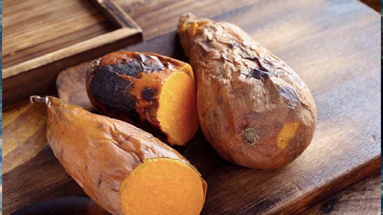 ఇది రక్తంలో చక్కెర స్థాయిలను తగ్గిస్తుంది. ఇన్సులిన్ స్థాయిలను స్థిరంగా ఉంచుతుంది. చిలగడదుంపలో ఫోలిక్ యాసిడ్తో పాటు విటమిన్ బి గర్భిణీ స్త్రీలకు చాలా ఉపయోగపడుతుంది. స్వీట్ పొటాటో తినడం వల్ల రోగనిరోధక శక్తి పెరుగుతుంది. ఆస్తమా సమస్య తీరుతుంది. మలబద్ధకం పరిష్కారమవుతుంది. స్వీట్ పొటాటోలోని విటమిన్ సి ఎముకలు, దంతాల ఆరోగ్యానికి ముఖ్యమైన పాత్ర పోషిస్తుంది.