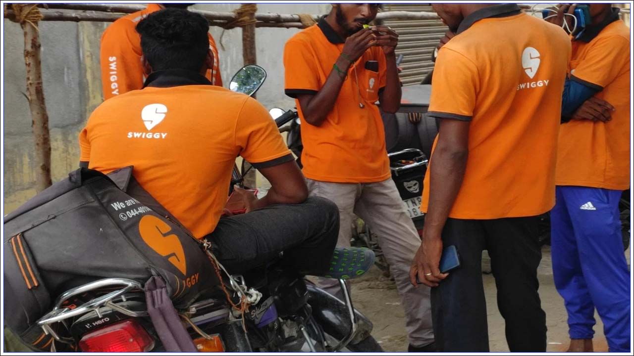 Swiggy ప్రధాన వ్యాపారం రెస్టారెంట్ల నుండి కస్టమర్‌లకు ఆహారాన్ని డెలివరీ చేయడం. అందుకే రెస్టారెంట్ల వ్యాపారం బాగా సాగడం స్విగ్గీకి ముఖ్యం. రెస్టారెంట్లు ఆర్థిక ఇబ్బందుల్లో పడి వాటి తలుపులు మూసివేస్తే, అది స్విగ్గీపై కూడా ప్రభావం చూపుతుంది. ఈ కారణంగా స్విగ్గీ 2017లో క్యాపిటల్ అసిస్ట్ ప్రోగ్రామ్‌ను ప్రారంభించింది. రెస్టారెంట్లకు రుణ సౌకర్యాలను అందించి వాటిని ఆర్థికంగా బలోపేతం చేయడానికి కృషి చేసింది.