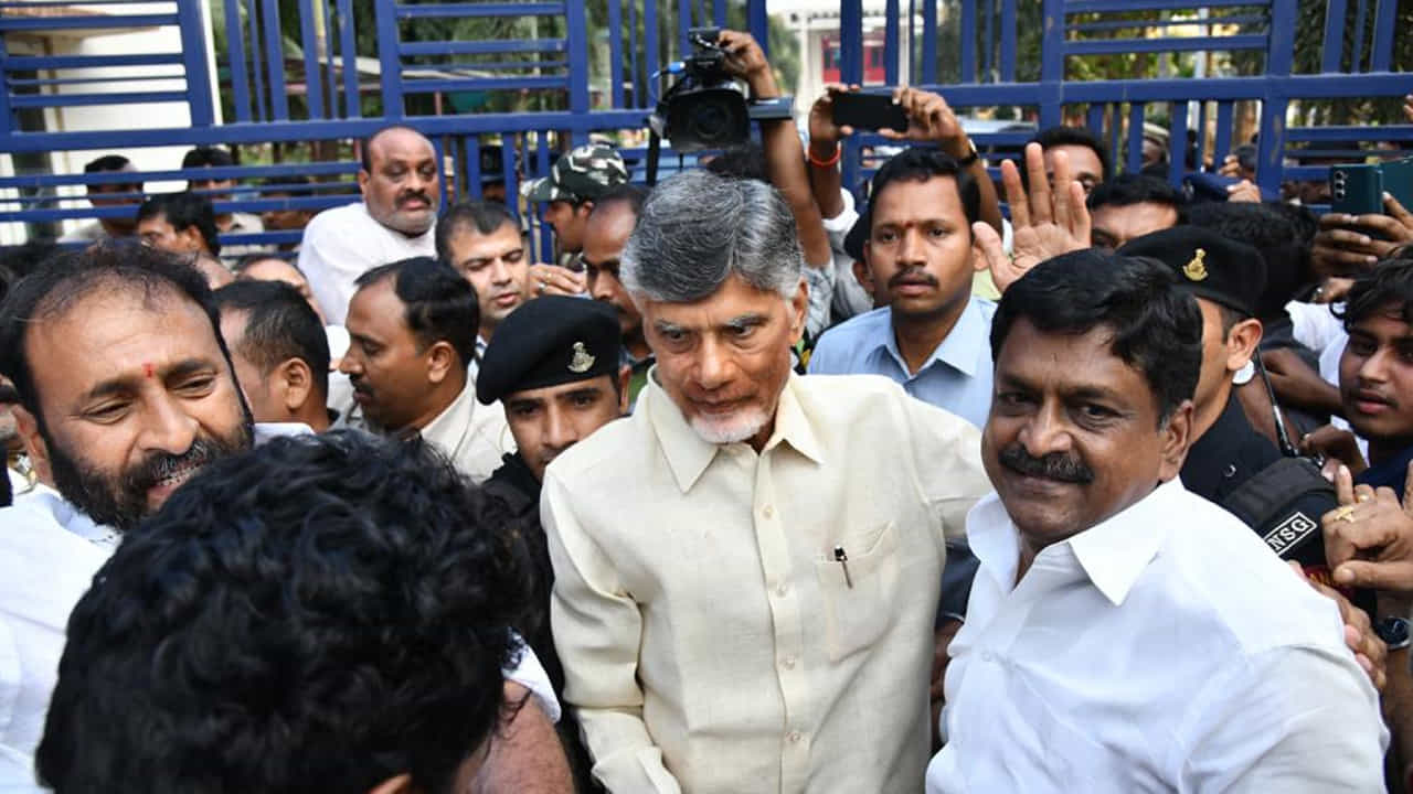 ఆరోగ్య కారణాలు, కంటి ఆపరేషన్ను పరిగణనలోకి తీసుకుంటూ ఆంధ్రప్రదేశ్ హైకోర్టు ఆయనకు మధ్యంతర బెయిలు మంజూరు చేసింది. దీంతో 52 రోజులుగా రాజమండ్రి జైల్లో ఉన్న చంద్రబాబు బయటకు వచ్చారు.