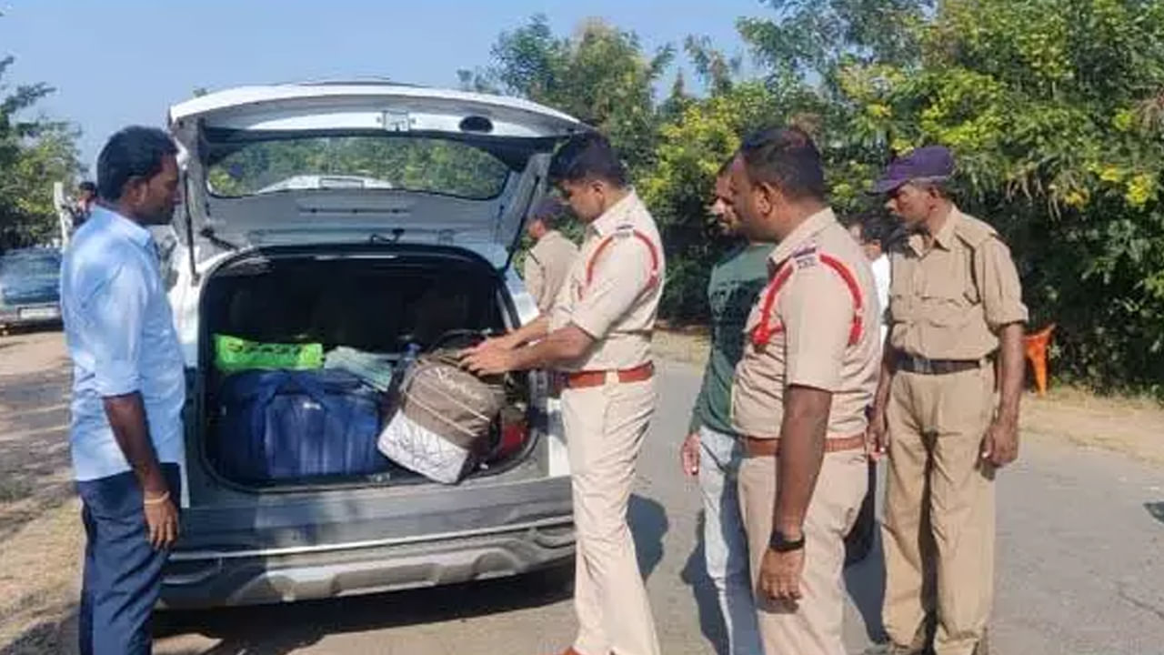 అదే మద్యం విలువ చూస్తే మాత్రం నోరెళ్లపెట్టాల్సిందే. ఎన్నికల కోడ్ అమలవుతున్న అక్టోబర్ 9 నుంచి ఈరోజు ఉదయం వరకు 86 లక్షల 92,000 విలువగల మద్యాన్ని స్వాధీనం చేసుకున్నారు. అంటే 31 వేల 730 లీటర్ల మద్యం తనిఖీల్లో పట్టుబడింది. నిన్న ఒక్కరోజే 19317 లీటర్ల మద్యం పట్టుబడగా.. దాని విలువ 31 లక్షల 36వేల రూపాయలుగా అధికారులు తెలిపారు.