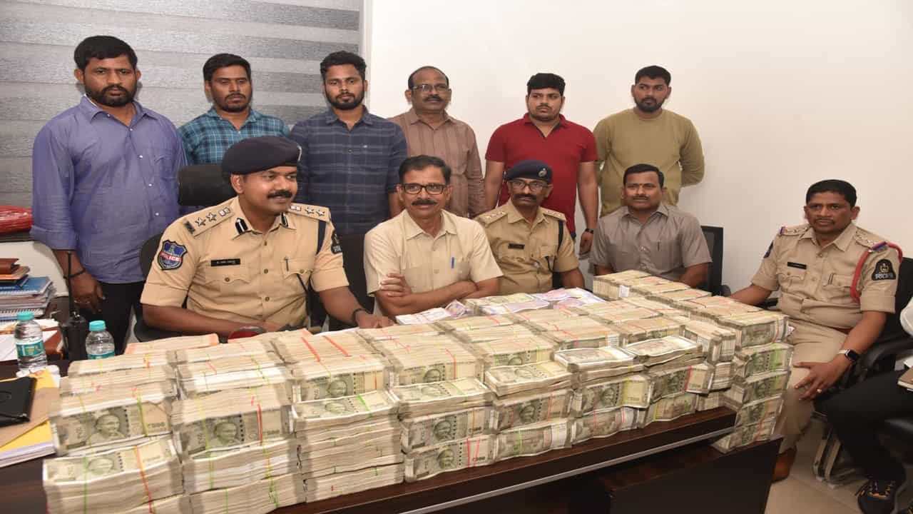 ఎన్నికల కోడ్ అమలు అవుతున్న తెలంగాణ రాష్ట్రంలో 258 చెక్పోస్టులు ఏర్పాటు చేసి తనిఖీ చేస్తున్నారు. ఈ తనిఖీల్లో డబ్బు మద్యం కాకుండా బంగారు ఆభరణాలు కూడా సీజ్ చేస్తున్నారు. కోడ్ అమలవుతున్న అక్టోబర్ 9 నుండి ఇప్పటివరకు 14 కోట్ల 65 లక్షల 50వేల 852 రూపాయల విలువగల బంగారం, వెండి, వజ్రాలను సీజ్ చేశారు.