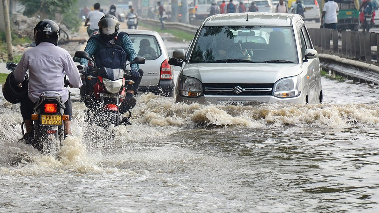 హమూన్‌ తుఫాను బంగ్లాదేశ్ తీరం దిశగా కదులుతోందని వెల్లడించింది. మరి కొన్ని గంటల్లో ఇది తీరం దాటే అవకాశం ఉందని, కేరళ, తమిళనాడులోని చాలా ప్రాంతాల్లో భారీ వర్షాలు కురిసే అవకాశం ఉందని అధికారులు స్పష్టం చేశారు.