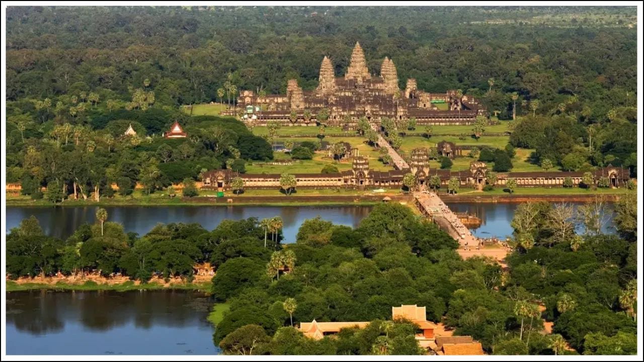 ఈ ఆలయం దాదాపు 2 కి.మీ విస్తీర్ణంలో విస్తరించి ఉంది. ఇది విష్ణువు ఆలయం.దీని పాత పేరు యశోదపూర్. ఈ ఆలయాన్ని రాజు సూర్యవర్మన్ II (క్రీ.శ. 1112 నుండి 1153) కాలంలో నిర్మించారు.