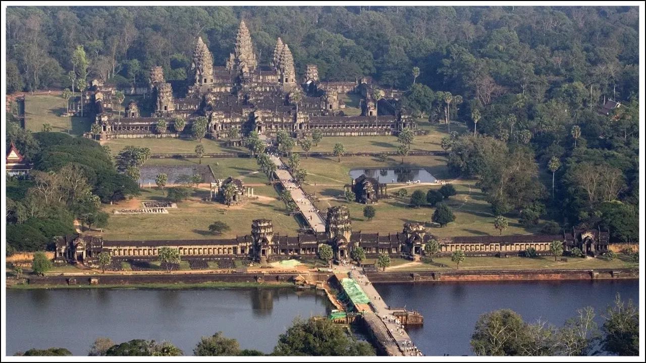 అంగ్కోర్ వాట్ దేవాలయం ప్రపంచంలోనే అతి పెద్ద హిందూ దేవాలయం. ఇది ప్రపంచంలోనే అతిపెద్ద మతపరమైన స్మారక చిహ్నం కూడా.