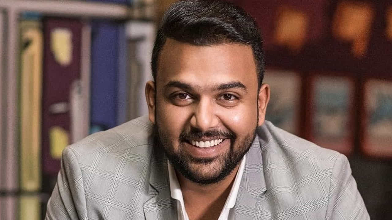 తరుణ్ భాస్కర్.. ఇండస్ట్రీకి ఈయన ఎంట్రీ ఇచ్చింది దర్శకుడిగా.. కానీ ఇప్పుడు ఈయన ఓ బిజీ ఆర్టిస్ట్. హీరోగానే కాకుండా కారెక్టర్ ఆర్టిస్టుగానూ చాలా సినిమాలు చేస్తున్నారు. అదేంటంటే.. ఫేస్ వ్యాల్యూ ఉంటేనే సినిమాలకు ఆడియన్స్ వస్తున్నారు.. అందుకే నటించడం మొదలుపెట్టానంటూ ఆన్సర్ ఇచ్చారు తరుణ్. సముద్రఖని సైతం దర్శకుడిగా కంటే నటుడిగానే బిజీ అయ్యారు.
