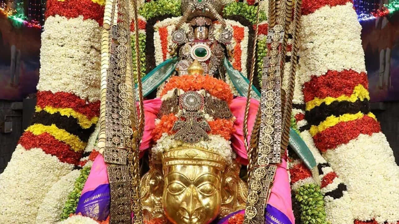 దీంతో గరుడ వాహనంపై ఊరేగే స్వామివారిని ఎక్కువమంది భక్తులు దర్శించుకునే కల్పించాలనే ఉద్దేశంతో టీడీపీ వాహన సేవ సమయాన్ని మార్చింది. 6.30 గంటలకు గరుడ వాహన సేవ జరుగనుంది.