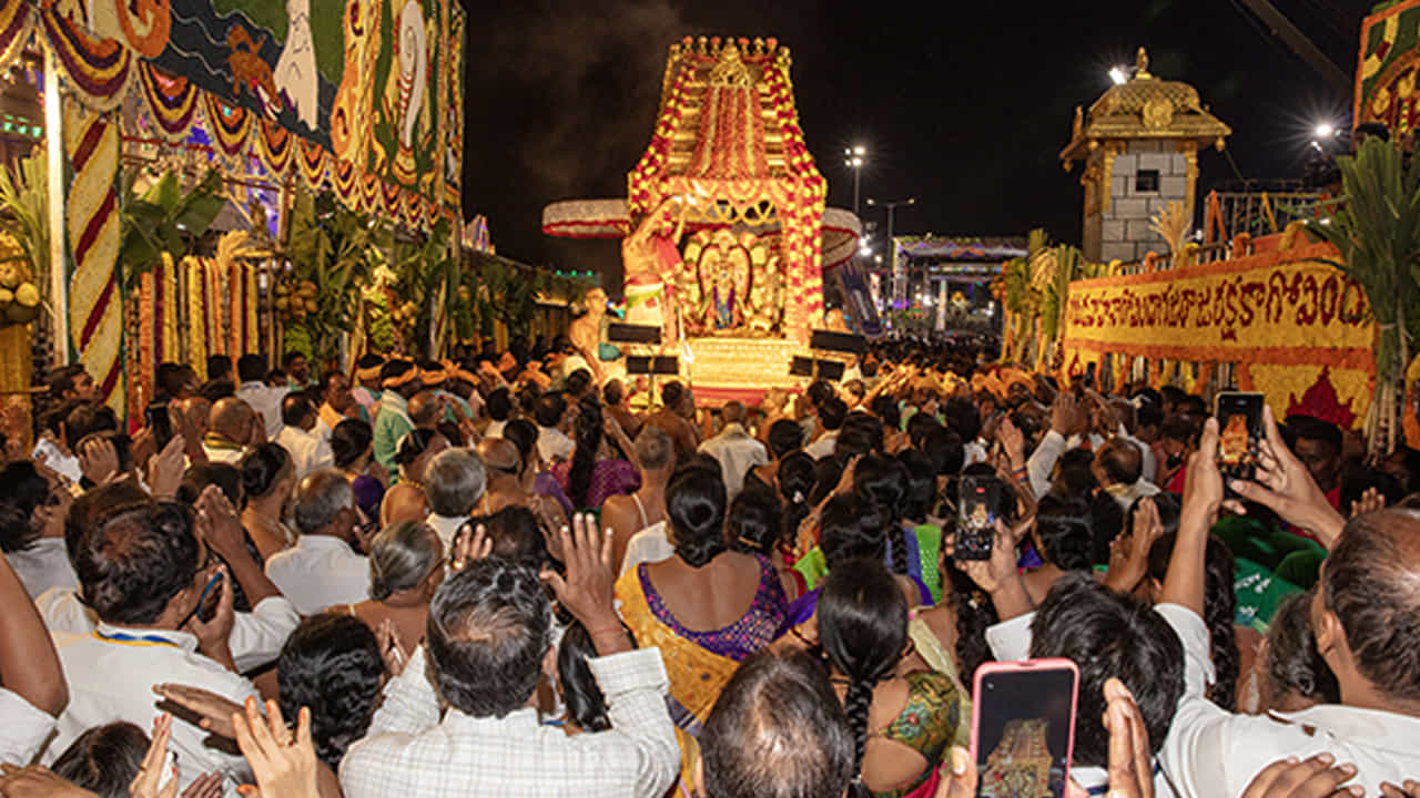 Tirumala: మోహిని అవతారంలో దర్శనం ఇచ్చిన శ్రీవారు.. రాత్రి గరుడవాహన సేవ.. భారీగా భక్తులు వస్తారని అంచనా..