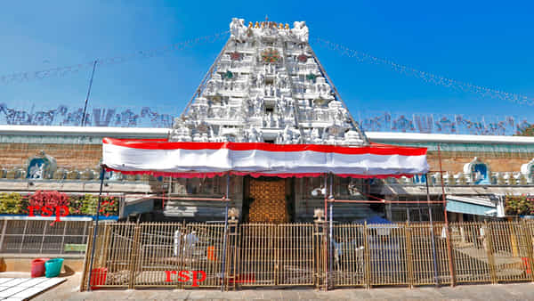 Tirumala Temple Closed: చంద్రగ్రహణం కారణంగా రాత్రి 7గంటలకే శ్రీవారి ఆలయం మూసివేత.. తిరిగి దర్శనం ఎప్పుడంటే..