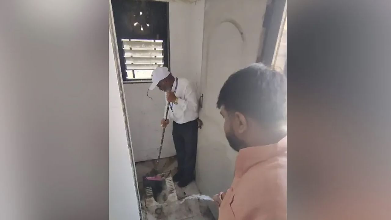 Watch Video: ఆసుపత్రిలో డీన్తో టాయ్లెట్ శుభ్రం చేయించిన ఎంపీ.. వీడియో వైరల్