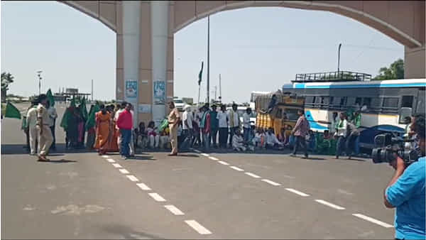Telangana: మళ్లీ నివురుగప్పిన నిప్పులా ఆదిలాబాద్.. కదం తొక్కిన ఆదివాసీలు..