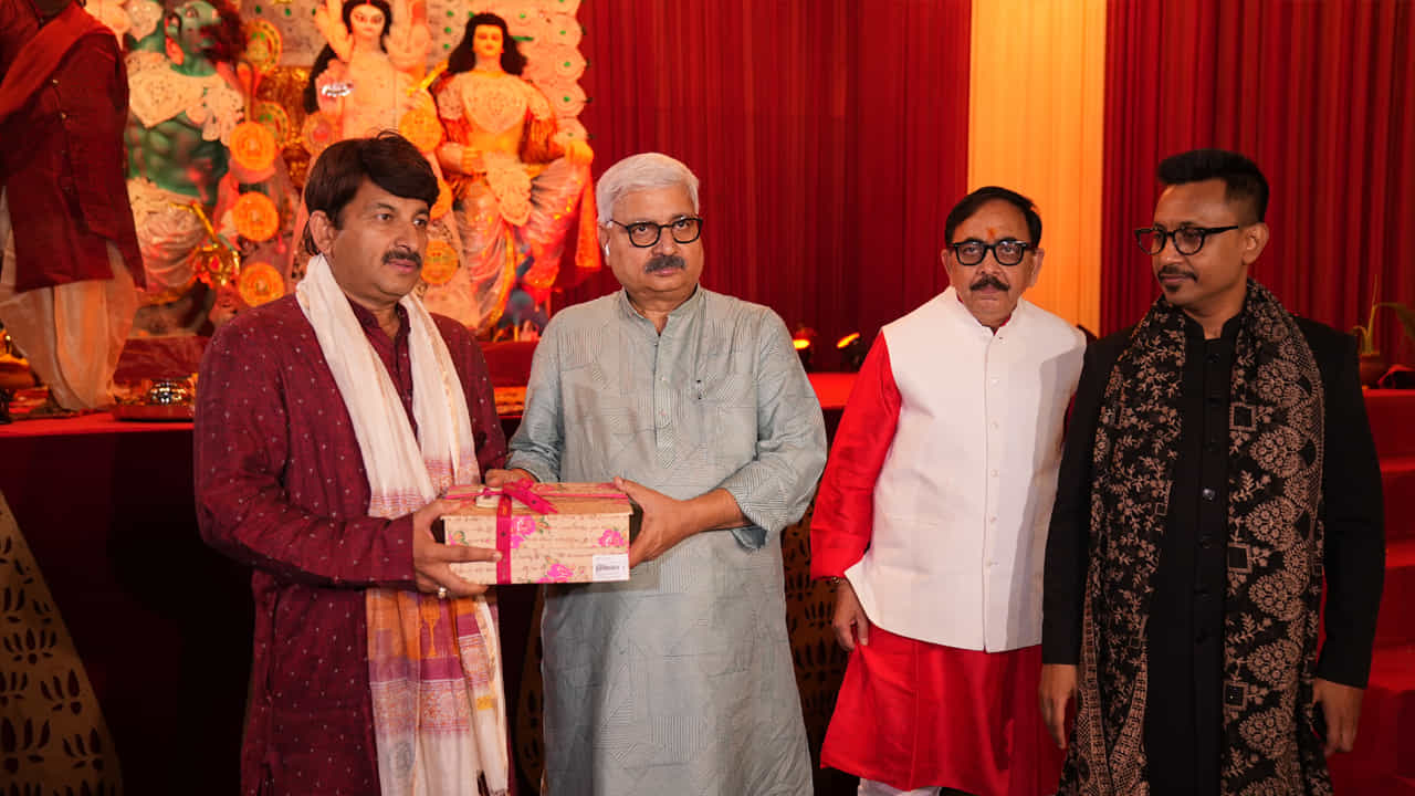 తొలిరోజు జరిగిన ఈ గ్రాండ్ ప్రోగ్రాంలో పలువురు ప్రముఖులు పాల్గొన్నారు. తొలిరోజు కేంద్రమంత్రి మహేంద్రనాథ్ పాండే, బీజేపీ ఎంపీ, భోజ్పురి కళాకారుడు మనోజ్ తివారీ, ఢిల్లీ మంత్రి అతిషి సహా పలువురు సీనియర్ నేతలు ఈ ఉత్సవంలో పాల్గొన్నారు. వారు ఈ కార్యక్రమాన్ని అభినందించారు.