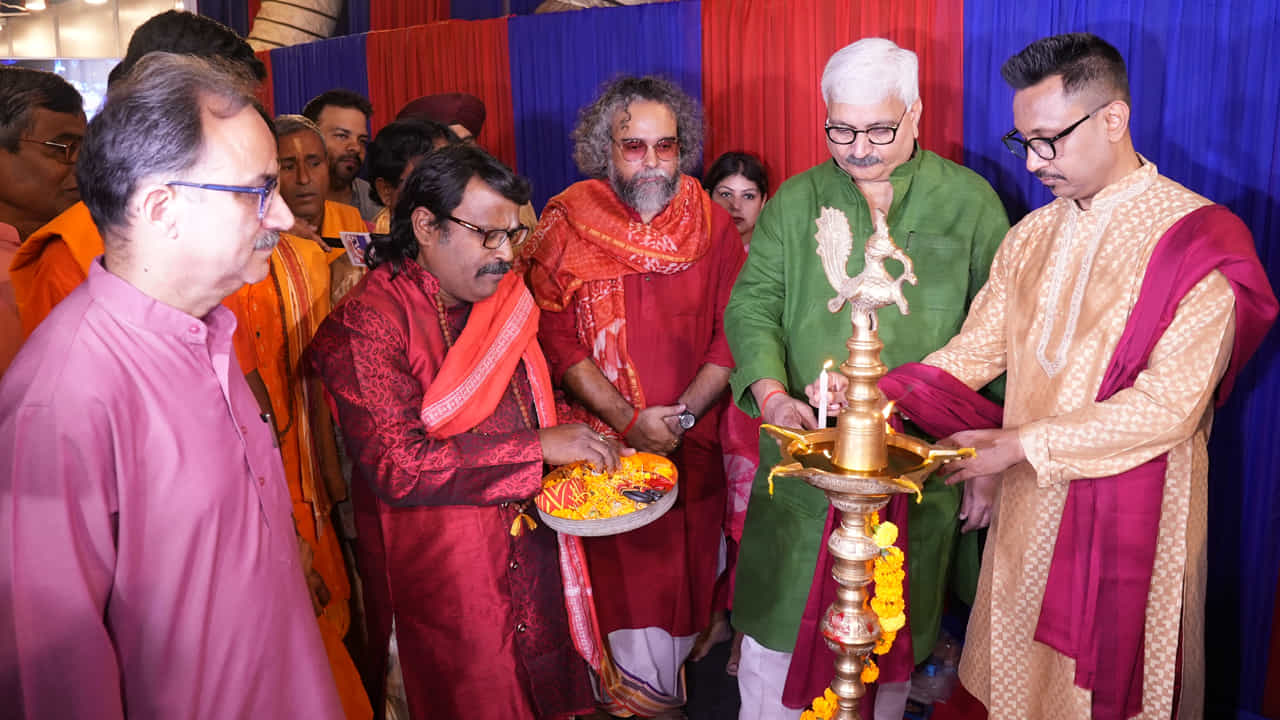 దసరా పండుగ వేళ దేశ రాజధాని ఢిల్లీలో టీవీ9 నెట్వర్క్ సందడి నెలకొంది. ఢిల్లీలోని మేజర్ ధ్యాన్చంద్ స్టేడియం TV9 ఫెస్టివల్ ఆఫ్ ఇండియా వేడుకగా జరుగుతోంది. అక్టోబర్ 20 నుంచి 24వ తేదీ వరకు జరగనున్న ఈ కార్యక్రమం దృష్ట్యా టీవీ9 భారీ ఏర్పాట్లు చేసింది. స్టేడియాన్ని రంగురంగుల విద్యుత్ దీపాలతో అలంకరించారు. రెండో రోజు వేడుక అత్యంత అద్భుతంగా కొనసాగుతోంది. ఈ కార్యక్రమంలో అత్యధిక మంది పాల్గొని.. సందడి చేస్తున్నారు.
