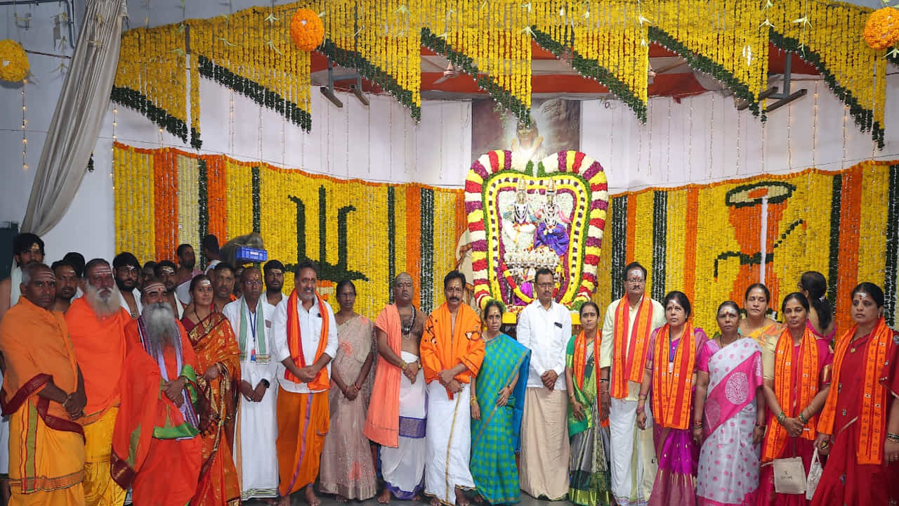ఆలయం లోపలి నుంచి బాజా బజంత్రీలు బ్యాండ్ వాయిద్యాల నడుమ శ్రీస్వామి అమ్మవార్లు గ్రామోత్సవంగా విహారించగా గ్రామోత్సవం కదలివస్తున్న స్వామి అమ్మవారిని భక్తులు దర్శించుకుని కర్పూర నీరాజనాలర్పించారు. ఈ కార్యక్రమంలో ఆలయ ఈవో పెద్దిరాజు, పలువురు ఆలయ ట్రస్ట్ బోర్డ్ సభ్యులు అధికారులు పాల్గొన్నారు.