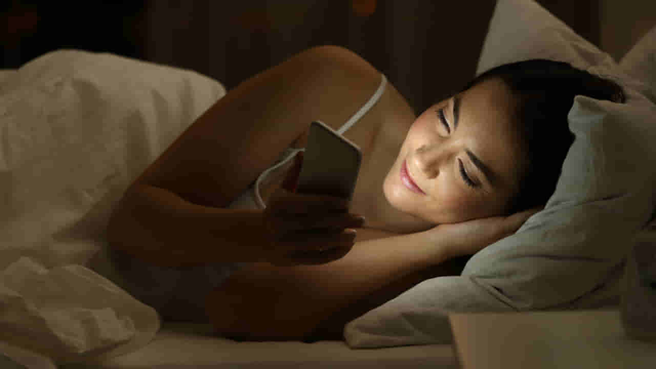 Smartphone: రాత్రుళ్లు స్మార్ట్ ఫోన్ ఉపయోగిస్తున్నారా.? మీకు ఆ సమస్య తప్పదంటొన్న పరిశోధకులు..