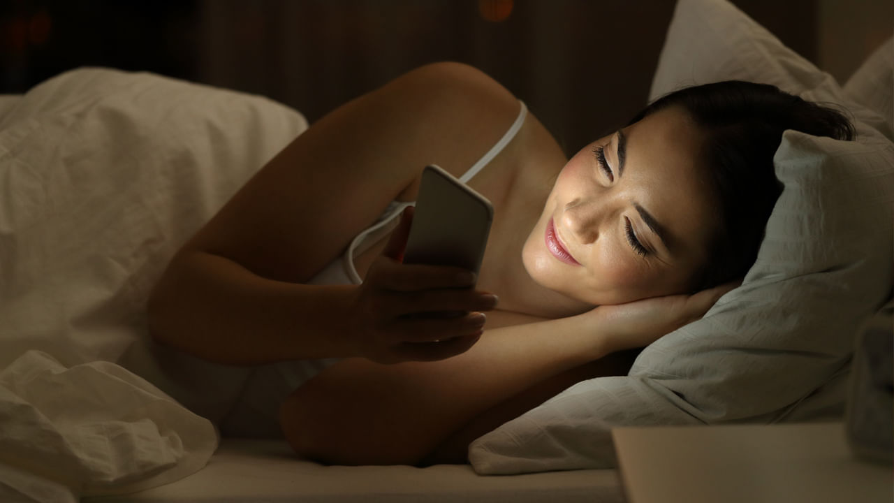 Smartphone: రాత్రుళ్లు స్మార్ట్ ఫోన్ ఉపయోగిస్తున్నారా.? మీకు ఆ సమస్య తప్పదంటొన్న పరిశోధకులు..