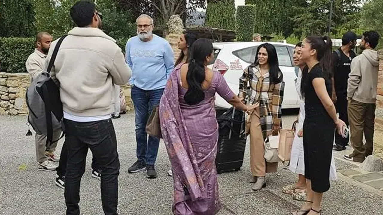 ప్రీ వెడ్డింగ్ సెలబ్రేషన్స్లో భాగంగా మంగళవారం (అక్టోబర్ 31)న హల్దీ, మెహెందీ వేడుకలు జరగనున్నాయి. ఈ వేడుకల కోసం హాజరయ్యే అతిథుల కోసం స్పెషల్ డ్రెస్ కోడ్ కూడా ఉందట.
