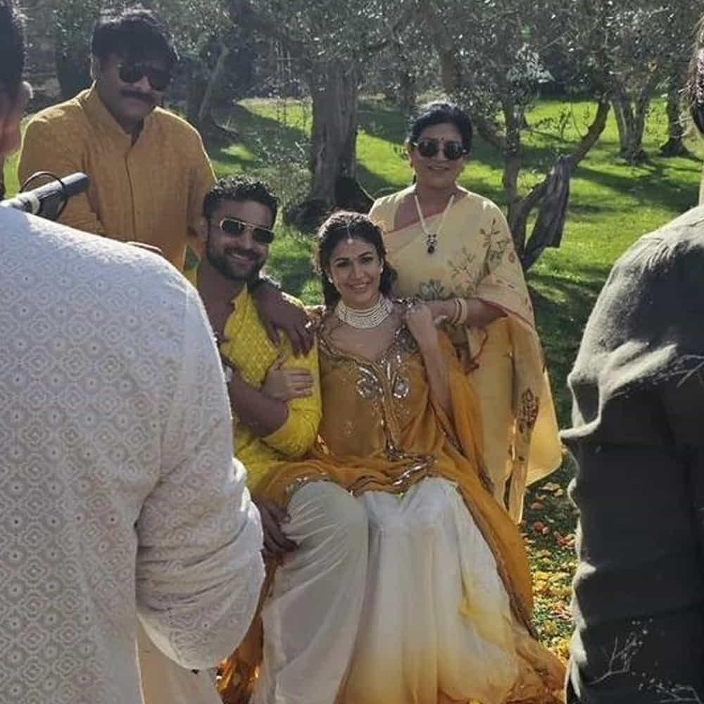 ఇక మంగళవారం హల్దీ వేడుకలు జరిగాయి. పసుపు వర్ణం దుస్తుల్లో లావణ్య, వరుణ్ తేజ్ మెరిసిపోయారు. లావణ్య పసుపు కలర్ లెహంగా ధరించగా.. వరుణ్ పసుపు రంగు కుర్తా, తెలుపు ప్యాంట్ ధరించారు. ఈ హల్దీ వేడుకకు థీమ్ ను పసుపు, తెలుపు రంగుల్లో డిజైన్ చేశారు.