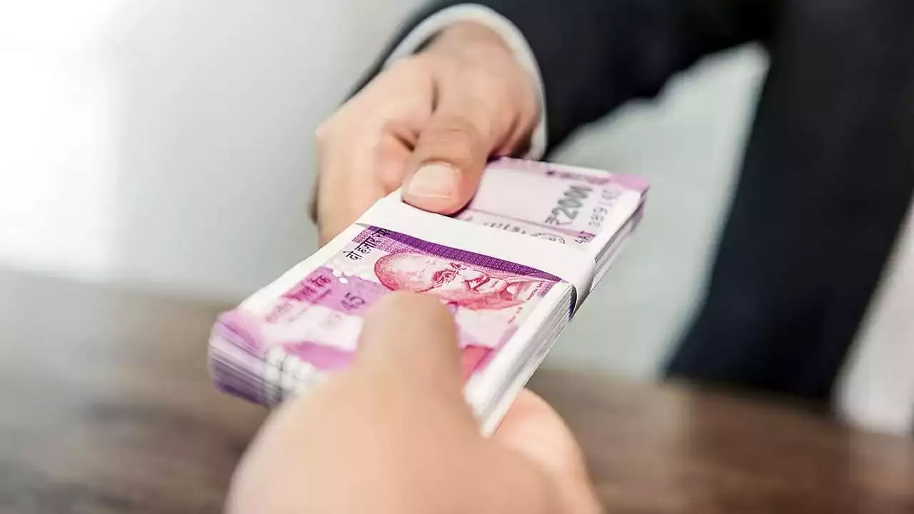 రుణ సమస్యల నుండి విముక్తి - అప్పుల సమస్యలతో ఇబ్బంది పడుతుంటే శుక్రవారం వేప చెట్టుని పూజించండి. శక్తి మేరకు ఆకలి అన్నవారికి అన్న వితరణ చేయండి.