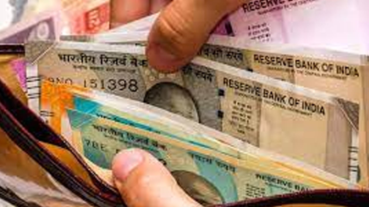 సంపద కోసం - శుక్రవారం రోజున లక్ష్మి దేవికి గులాబీ పూల దండలు సమర్పించండి. ఆ తర్వాత నెయ్యి దీపం వెలిగించి లక్ష్మీ హారతి సమర్పించాలి. ఈ రోజున స్త్రీలకు తెల్లని స్వీట్లను దానం చేయండి. వాస్తు నమ్మకం ప్రకారం ఈ నివారణ చర్యలతో పూర్వీకుల ఆస్తిని పొందే అవకాశం ఉందని విశ్వాసం. 