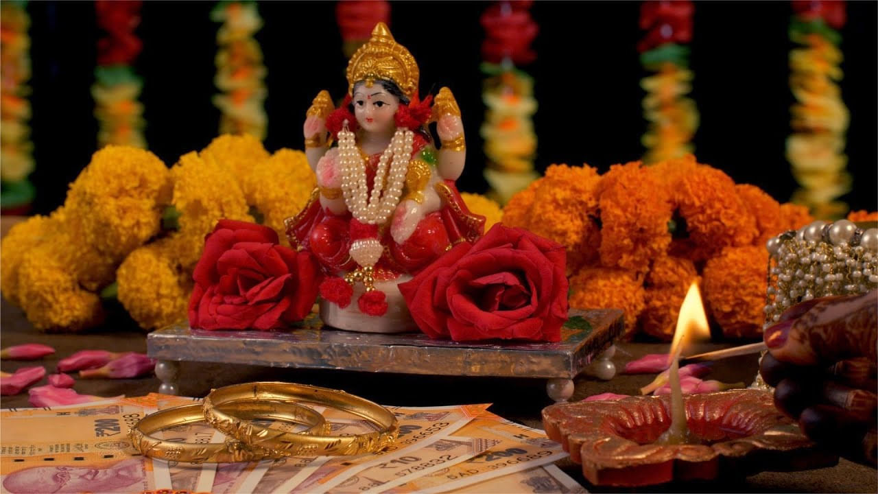 అప్పు ఇచ్చిన డబ్బును తిరిగి పొందడం ఎలా - పేదలకు మిఠాయిలు, బట్టలు పంపిణీ చేయండి. రోజూ  నీటిలో పాలు, నీరు కలిపి చంద్రునికి అర్ఘ్యం సమర్పించండి. ఆ తర్వాత తమ డబ్బుల కోసం, ఆర్ధిక ఇబ్బందులు తీరాలని ప్రార్థించండి.