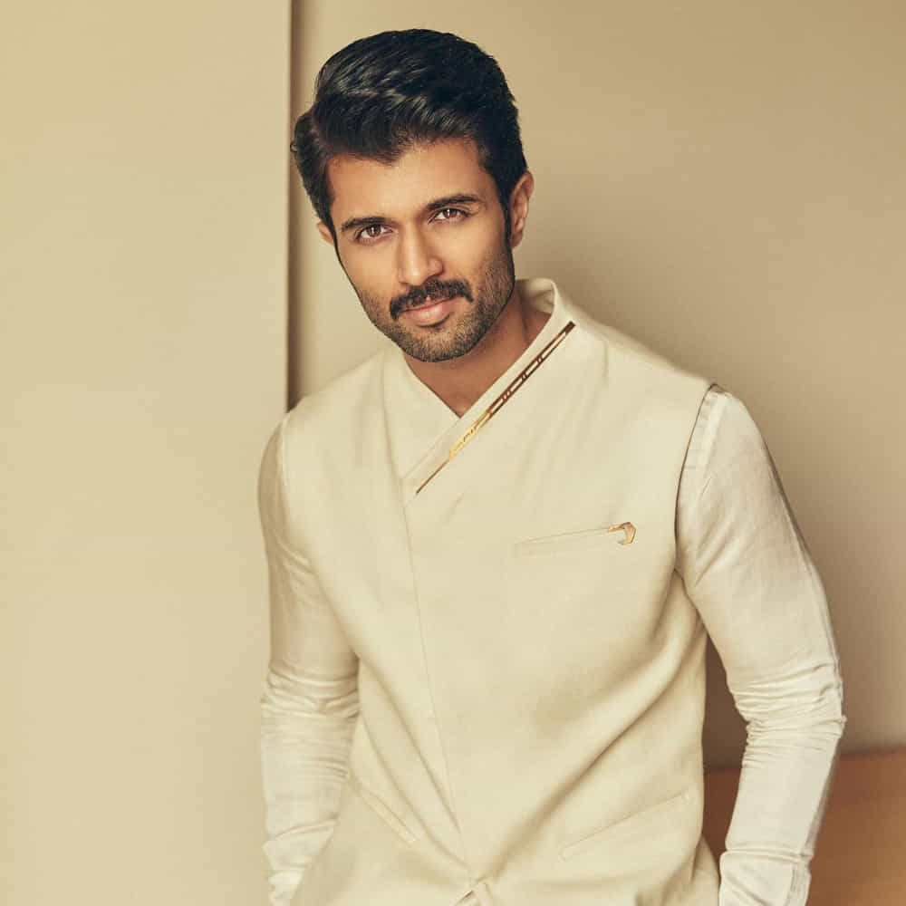 తనకు గీత గోవిందం లాంటి బిగ్ హిట్ ఇచ్చిన పరశురామ్ దర్శకత్వంలో ఓ సినిమా చేస్తున్నారు విజయ్. ఫ్యామిలీ స్టార్ పేరుతో రూపొందుతున్న ఈ సినిమాలో తన రొమాంటిక్ ఇమేజ్ను కంటిన్యూ చేస్తూనే మాస్ యాక్షన్ కూడా చూపించబోతున్నారు. రీసెంట్గా రిలీజ్ అయిన టీజర్లో అదే విషయాన్ని కన్ఫార్మ్ చేశారు. మరి ఈ ఫార్ములా విజయ్కి బ్లాక్ బస్టర్ తెచ్చి పెడుతుందేమో చూడాలి.