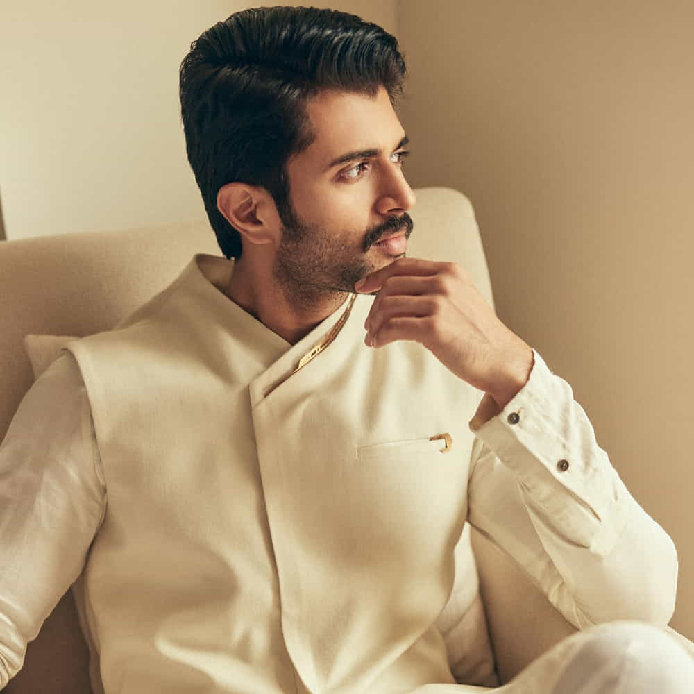 ఒక్క సినిమాతోనే నేషనల్ సెన్సేషన్గా మారిన హీరో విజయ్ దేవరకొండ. రౌడీ ఇమేజ్తో ఆకట్టుకుంటున్న విజయ్ సాలిడ్ హిట్ కోసం చాలా కాలంగా ఎదురుచూస్తున్నారు. డిఫరెంట్ జానర్స్ ట్రై చేసినా బ్లాక్ బస్టర్ అన్న రేంజ్ సక్సెస్ రాకపోవటంతో మిక్స్డ్ ఫార్ములాను ట్రై చేస్తున్నారు.