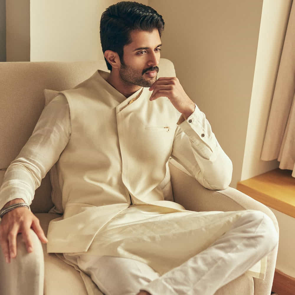 పూరి జగన్నాథ్ దర్శకత్వంలో తెరకెక్కిన మాస్ యాక్షన్ ఎంటర్టైనర్ లైగర్, విజయ్తో పాటు అభిమానులకు కూడా షాక్ ఇచ్చింది. భారీ అంచనాల మధ్య పాన్ ఇండియా రేంజ్లో రిలీజ్ అయిన ఈ సినిమా డిజాస్టర్ కావటంతో ఫ్యూచర్ ప్రాజెక్ట్స్ విషయంలో పూర్తిగా ప్లాన్ మార్చేశారు రౌడీ బాయ్.