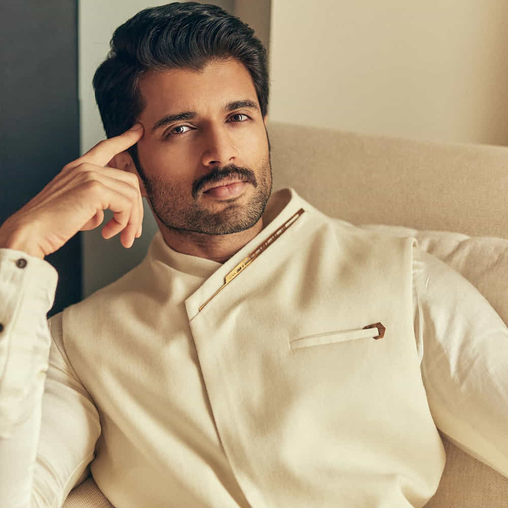 లైగర్ ఫెయిల్యూర్ తరువాత కంప్లీట్ కాంట్రస్ట్గా ఓ రొమాంటిక్ డ్రామాతో ఆడియన్స్ ముందుకు వచ్చారు విజయ్ దేవరకొండ. సమంతతో కలిసి చేసిన ఖుషి సినిమాకు పాజిటివ్ టాక్ వచ్చినా... బ్లాక్ బస్టర్ రేంజ్ సక్సెస్ అయితే కాలేదు. అందుకే నెక్ట్స్ సినిమా విషయంలో క్లాస్ మాస్ ఫార్ములాలను మిక్స్ చేస్తున్నారు.