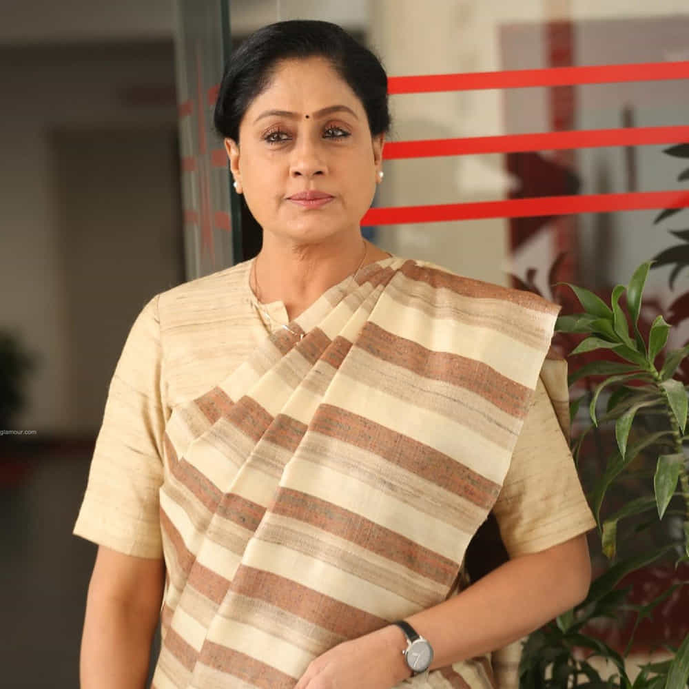 సరిలేరు నీకెవ్వరు తర్వాత సినిమాలు చేయనంటూ స్టేట్మెంట్ ఇచ్చిన విజయశాంతి.. దర్శకుడు ప్రదీప్ చిలుకూరి చెప్పిన కథ నచ్చి కళ్యాణ్ రామ్ ప్రాజెక్ట్లో భాగమయ్యారు. సాయి మంజ్రేకర్ ఇందులో హీరోయిన్.