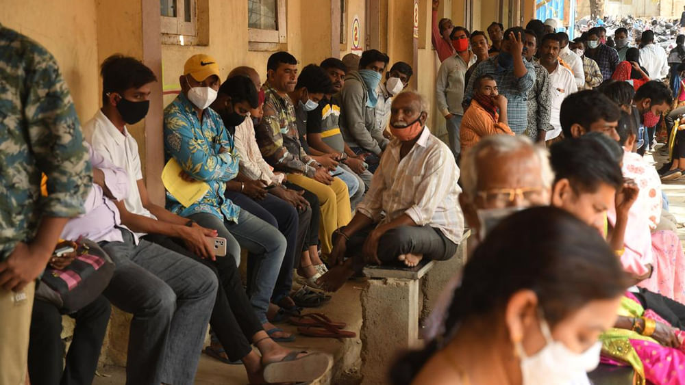 Telangana: తెలంగాణలో విజృంభిస్తున్న విష జ్వరాలు.. పడకేస్తున్న ఏజెన్సీలోని పల్లెలు.. ఆస్పత్రికి క్యూ కడుతున్న జనం Telangana: తెలంగాణలో విజృంభిస్తున్న విష జ్వరాలు.. పడకేస్తున్న ఏజెన్సీలోని పల్లెలు.. ఆస్పత్రికి క్యూ కడుతున్న జనం