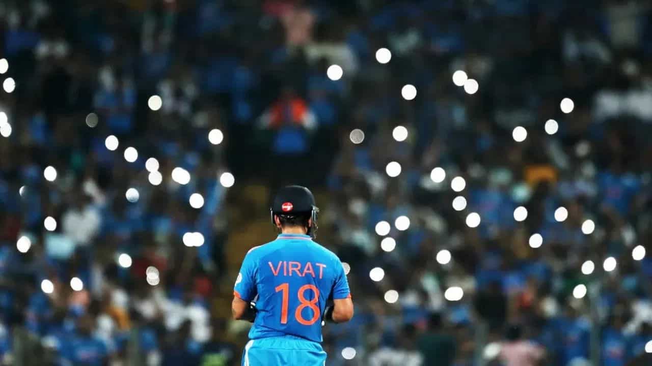 పూణెలోని ఎంసీఏ స్టేడియంలో బంగ్లాదేశ్తో జరిగిన మ్యాచ్లో విరాట్ కోహ్లీ ఉత్కంఠ సెంచరీతో సరికొత్త ప్రపంచ రికార్డు సృష్టించాడు. క్రికెట్ దేవుడు సచిన్ టెండూల్కర్ ప్రపంచ రికార్డును కూడా బద్దలు కొట్టడం విశేషం.