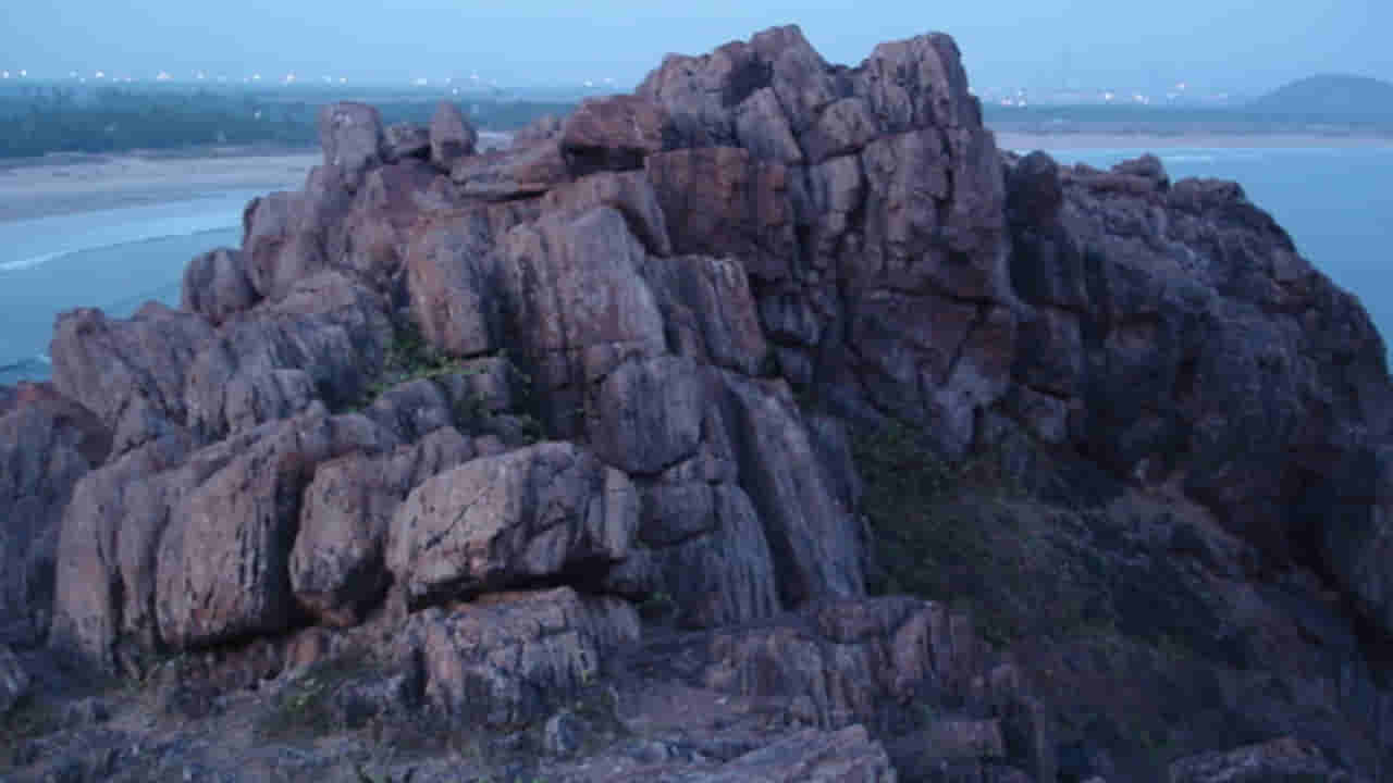 Andhra Pradesh: బండరాళ్ల మధ్యలో అపస్మారక స్థితిలో అమ్మాయి.. ఆరా తీయగా వెలుగులోకి షాకింగ్ నిజాలు..