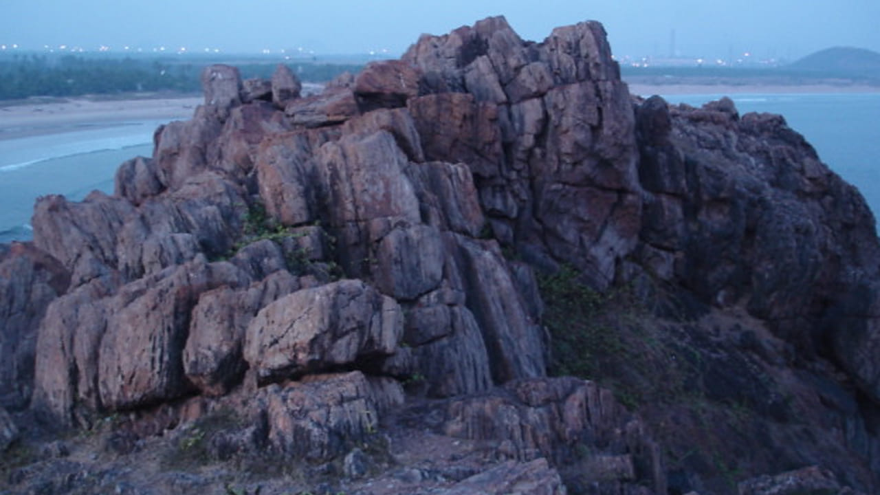 Andhra Pradesh: బండరాళ్ల మధ్యలో అపస్మారక స్థితిలో అమ్మాయి.. ఆరా తీయగా వెలుగులోకి షాకింగ్ నిజాలు..