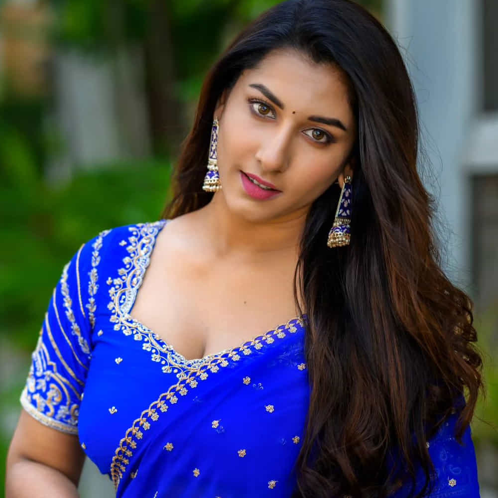 ఇక యాంకర్ గా పలు షోలు.. సినిమా ఇంటర్వ్యూలు చేసి మంచి గుర్తింపు తెచ్చుకుంది. అలాగే ప్రైవేట్ ఆల్బమ్స్ లోనూ నటించింది ఈ హాట్ యాంకరమ్మ.