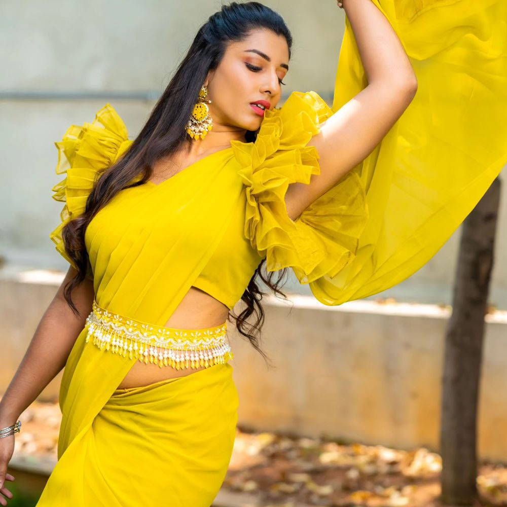 ఇక ఈ చిన్నది గ్లామర్ షోకు కూడా వెనకడుగు వేయకుండా అందాలు ఆరబోసి అందరి దృష్టి తన వైపు తిప్పుకుంటుంది ఈ హాట్ బ్యూటీ. 