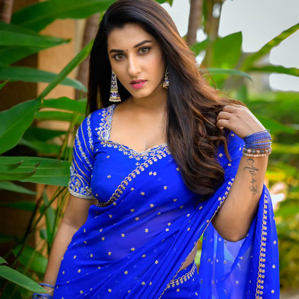 తాజాగా బ్లూ కలర్ చీరలో వయ్యారాలు ఒలకబోస్తూ ఫోటోలకు ఫోజులిచ్చింది ఈ హాట్ భామ. చీరకట్టులో కూడా అందాలు ఆరబోస్తూ కుర్రాళ్ళ గుండెల్లో బాణాలు గుచ్చుతోంది విష్ణు ప్రియా.
