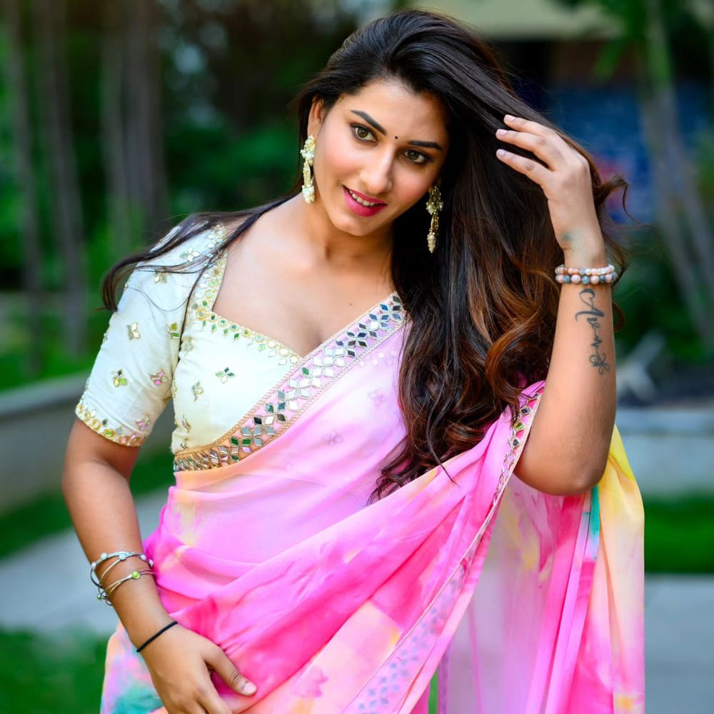 పటాస్ఎం పోరా పోవే షోల ద్వారా మంచి క్రేజ్ సొంతం చేసుకుంది. తన చలాకీ తనంతో ప్రేక్షకులను ఆకట్టుకుందజీ విష్ణు ప్రియా. 