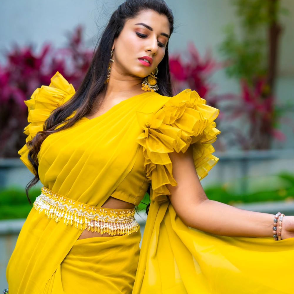 ఇక స్పెషల్ సాంగ్స్ తోనూ మెప్పించింది ఈ భామ. తన డాన్స్ తో పాటు అందాలతోనూ కవ్వించింది విష్ణు ప్రియా. ఇదిలా ఉంటే తాజాగా విష్ణు ప్రియా షేర్ చేసిన ఓ పోస్ట్ వైరల్ అవుతోంది. 