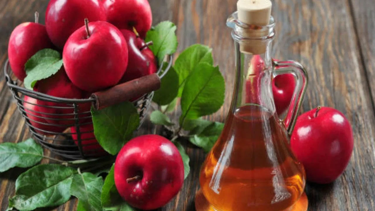 పులిపిరిలను వదిలించుకోవడానికి ఆపిల్ సైడర్ వెనిగర్ ఉపయోగించవచ్చు. ఇది పులిపిరిలను తొలగించడంలో సహాయడుతుంది. పులిపిరి ఉన్న ప్రదేశంలో యాపిల్ సైడర్ వెనిగర్‌ను అప్లై చేస్తే కొంతకాలానికి అవి పూర్తిగా రాలిపోతాయి. అలాగే వీటిని వదిలించుకోవడానికి టీ ట్రీ ఆయిల్ ఉపయోగించవచ్చు. ఈ ప్రత్యేకమైన నూనెను కాటన్ బాల్‌లో తీసుకుని ప్రభావిత ప్రాంతంలో రోజుకు రెండుసార్లు అప్లై చేస్తే ఫలితం ఉంటుంది.