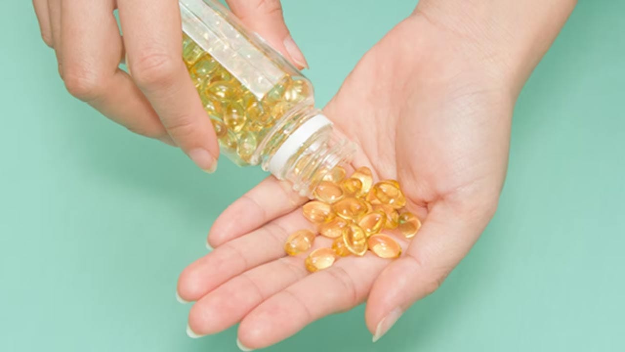 అలాగే వీటి నివారణకు విటమిన్ ఇ క్యాప్సిల్స్‌ కూడా ఉపయోగించవచ్చు. విటమిన్ ఇ క్యాప్సిల్స్‌లోని ద్రవాన్ని ప్రభావిత ప్రాంతంపై తరచూ అప్లై చేయడం వల్ల కొంతకాలానికి అవి మాడిపోయి రాలిపోతాయి.