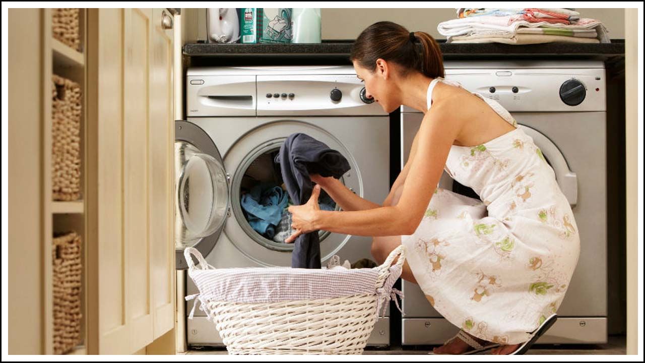 వాషింగ్ మెషీన్లో బట్టలు ఉతకడం నేడు చాలా మందికి జీవితాన్ని సులభతరం చేసింది. కానీ, సరైన జాగ్రత్తలు తీసుకోకపోతే పెద్ద సమస్యే వస్తుంది. అలాగే బట్టలు కూడా దుర్వాసన వెదజల్లుతున్నాయి.