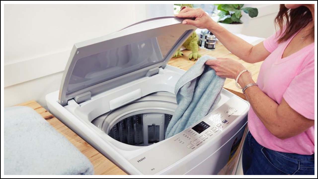 వాషింగ్ మెషీన్ చాలా కాలం పాటు సరిగ్గా పనిచేయడానికి మీరు దాని గురించి ప్రత్యేక శ్రద్ధ వహించాలి. ఇతర ఎలక్ట్రానిక్ ఉపకరణాల్లాగే వాషింగ్ మెషీన్ శుభ్రత కూడా చాలా ముఖ్యమని చాలా మందికి తెలియదు. బట్టలు ఉతికిన తర్వాత వాషింగ్ మెషీన్ని ఆఫ్ చేసి పూర్తిగా మూసేయడం చాలా మంది చేసే పొరపాటు. అయితే దీన్ని ఎప్పుడూ చేయకండి. ఎందుకంటే వాషింగ్ మెషీన్ లో బట్టలు ఉతికిన తర్వాత దాని మూత కొంత సేపు తెరిచి ఉంచాలి.