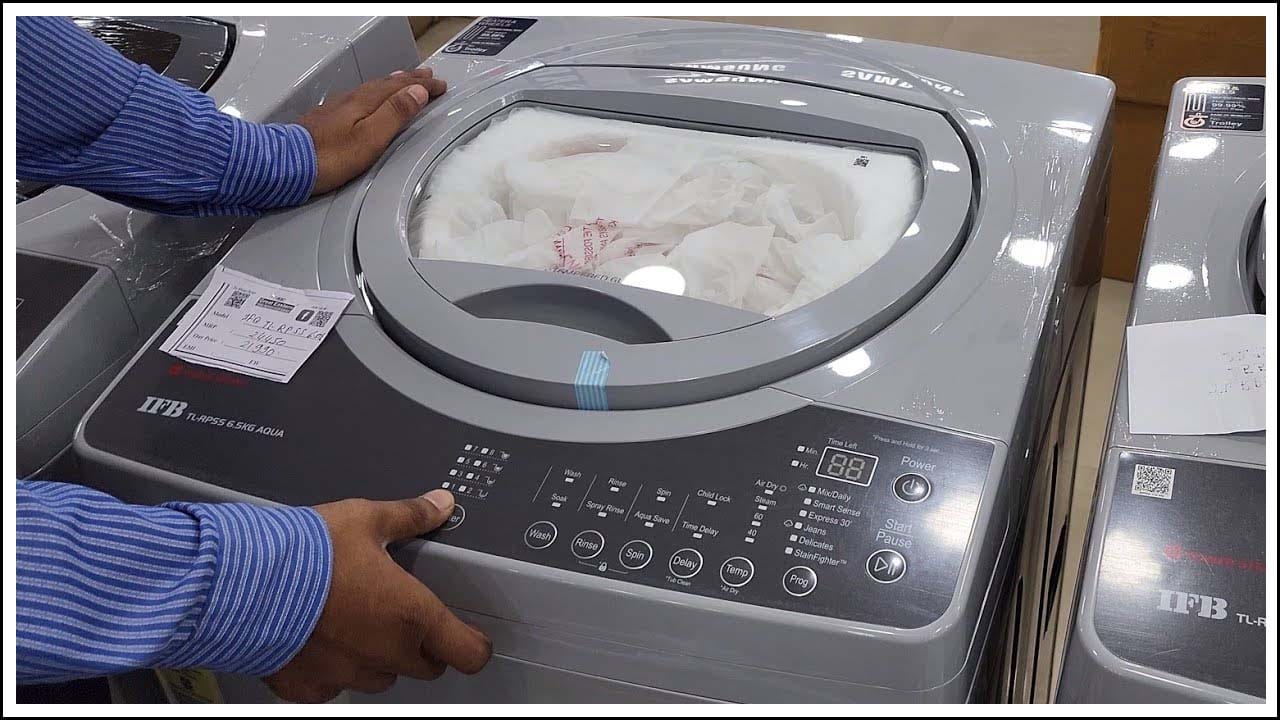 అంతే కాకుండా బట్టలు ఉతికిన తర్వాత వాషింగ్ మెషీన్ పూర్తిగా మూసేస్తే దుర్వాసన వస్తుంది. అది అలాగే ఉండిపోతుంది. బట్టలు ఉతికిన తర్వాత కనీసం 40-45 నిమిషాల పాటు మూత తెరిచి ఉంచితే, తదుపరిసారి వాష్లో ఉంచినప్పుడు బట్టలు వాసన పడవని టెక్ నిపుణులు చెబుతున్నారు.