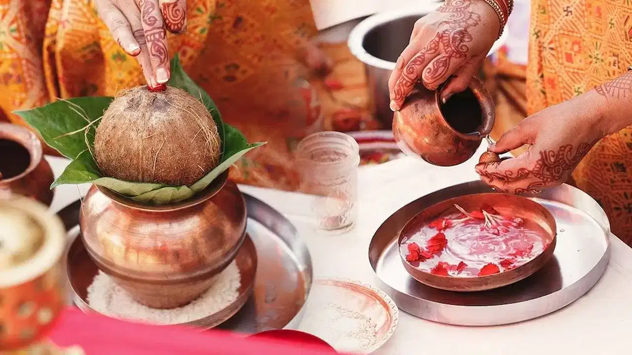 పూజ గదిలో లేదా మందిరంలో నీటి కుండను ఉంచడం వల్ల ఆ ఇంటి ఐశ్వర్యం పెరుగుతుంది. అంతే కాకుండా దీని వల్ల ఐశ్వర్యం పెరుగుతుంది. నీటితో నింపిన పాత్రలను ఇంటికి ఉత్తరం లేదా ఈశాన్య మూలలో ఉంచాలి.
