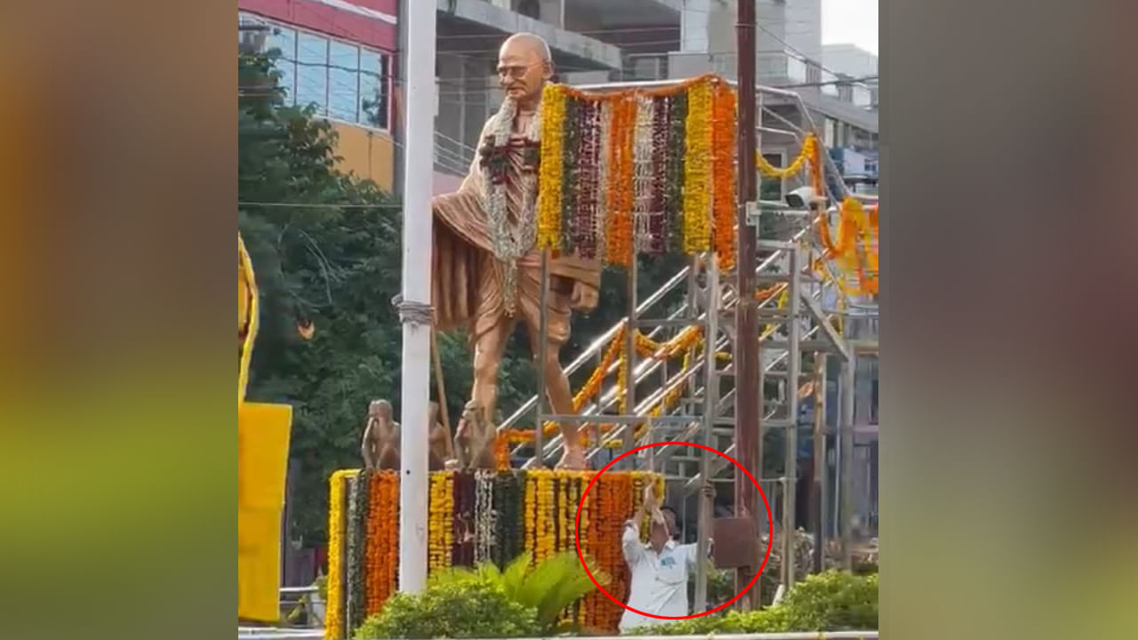 ఫుల్లుగా మందుకొట్టి నడి ఊర్లోకి చేరి, గాంధీ విగ్రహం కొరకు ఏర్పాటు చేసిన గ్రిల్ కు ఉరి వేసుకోవడానికి యత్నించిన సంఘటన రాజన్న సిరిసిల్ల జిల్లాలో చోటుచేసుకుంది. జిల్లా కేంద్రంలోని గాంధీనగర్ కు చెందిన గడిపెళ్లి మల్లేశం అనే వ్యక్తి గాంధీ విగ్రహం వద్ద ఉరి వేసుకోవడానికి ప్రయత్నించాడు. 