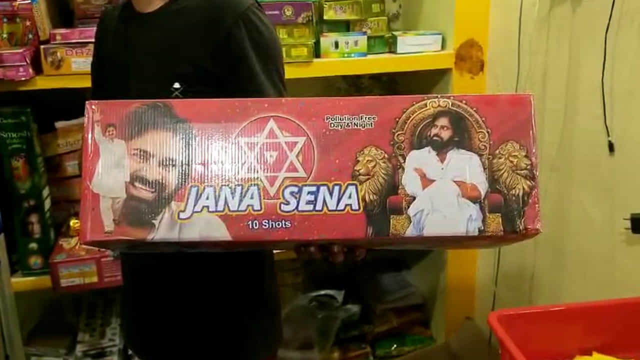 ఓటర్లను ఆకట్టుకునేందుకు తమ ప్రయత్నాలు తాము చేస్తున్నారు. అందులో భాగంగా దీపావళి పండుగలో ప్రముఖ పాత్ర పోషించే బాణాసంచాను అమ్ముకునేందుకు వ్యాపారులు లేటెస్ట్‌ ట్రెండ్‌ను అనుసరిస్తున్నారు.