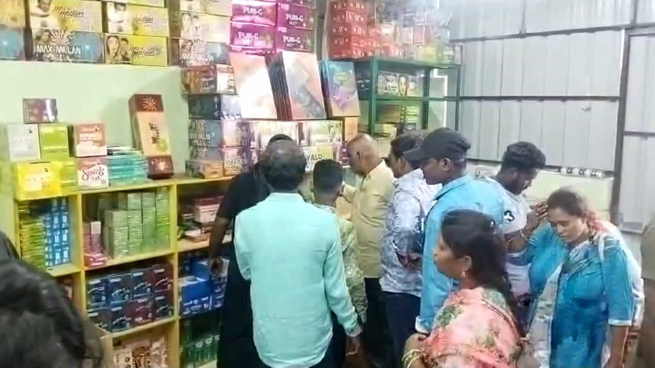 ముఖ్యంగా ఏపిలో లీడర్స్‌ ఫోటోతో క్రాకర్స్‌ మార్కెట్లోకి వచ్చేశాయి. వచ్చే ఏడాది ఎన్నికలను దృష్టిలో పెట్టుకుని ఈ ఏడాది దీపావళి పండుగ వేళ క్రాకర్స్‌ను క్యాష్‌ చేసుకునేందకు రాజకీయ నేతల ఫోటోలు, పేర్లతో అట్టలపై ముద్రించి సొమ్ము చేసుకుంటున్నారు.
