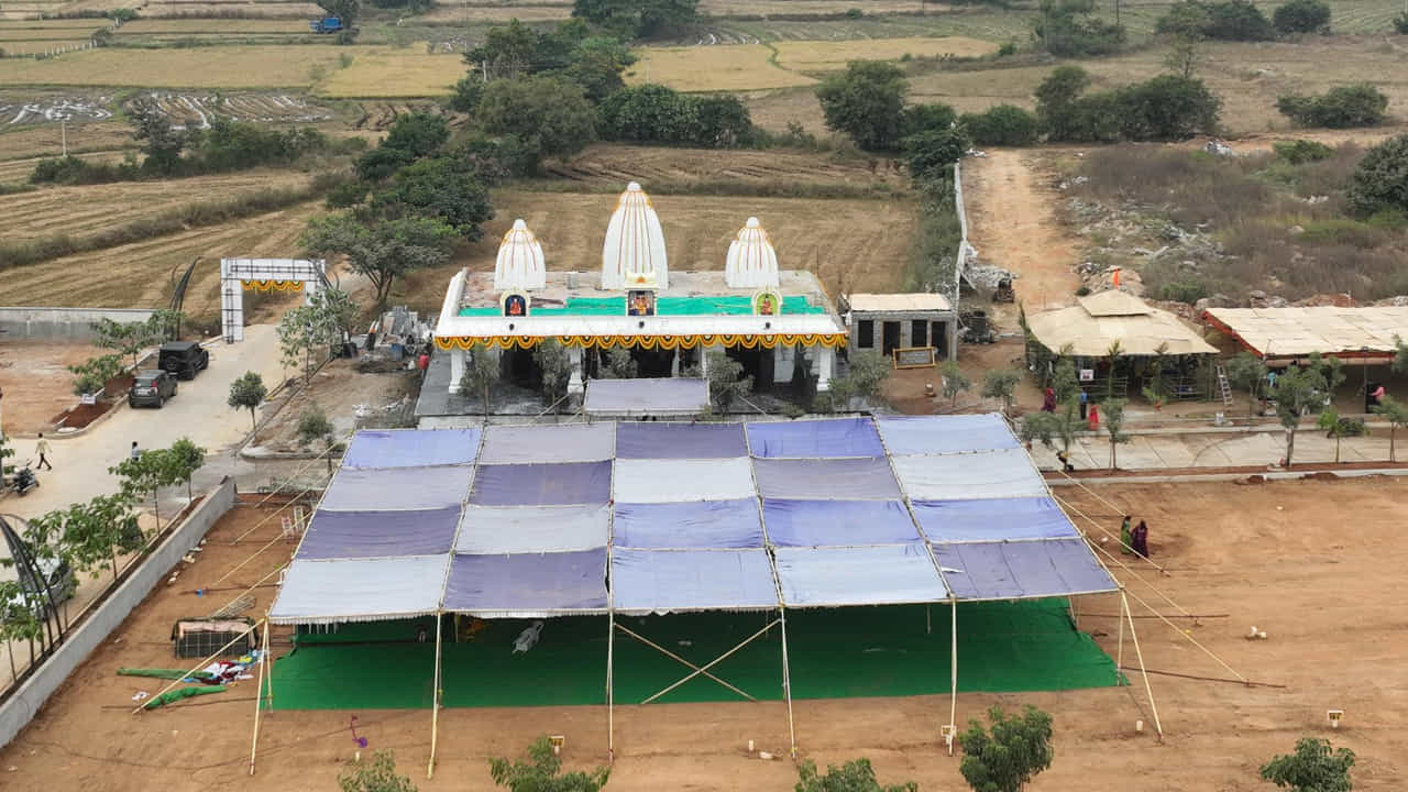 నెలల తరబడి కష్టపడి, అంకితభావంతో రూపొందించబడిన ఈ ఆలయం సాంప్రదాయ, అత్యాధునిక సాంకేతికత సమ్మిళిత్వాన్ని ప్రదర్శిస్తుంది. ఈ నిర్మాణ అద్భుతం, 35.5 అడుగుల పొడవు మరియు 4,000 చదరపు అడుగుల విస్తీర్ణంలో ఉంది. ఇది మానవ చాతుర్యం, భక్తికి విస్మయపరిచే నిదర్శనంగా నిలుస్తుంది.