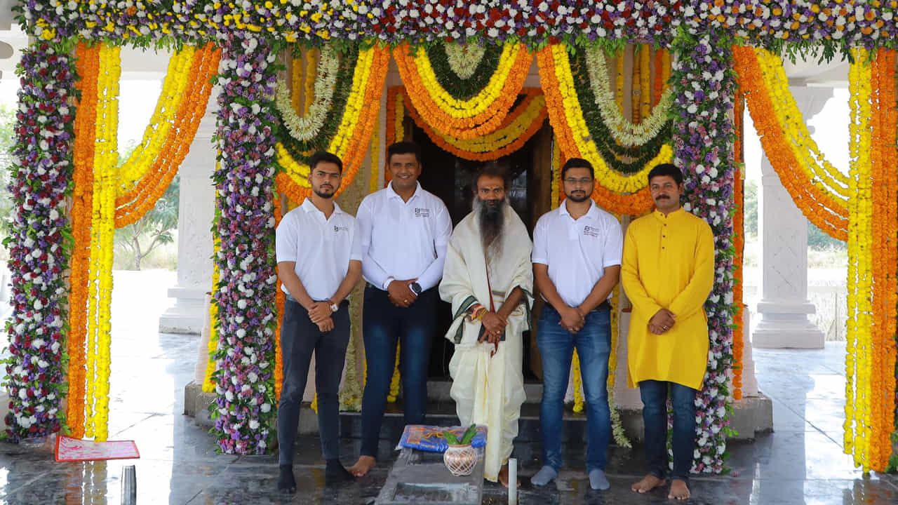 ప్రతిష్టాపన పూర్తయిన తర్వాత నవంబర్ 24వ తేదీ నుంచి ప్రజల సందర్శన కోసం అందుబాటులో ఉంటుంది. ఈ ఆలయం ఆధ్యాత్మిక సౌరభం, వాస్తుశిల్ప వైభవవం భక్తులను మంత్ర ముగ్ధులను చేస్తుంది.