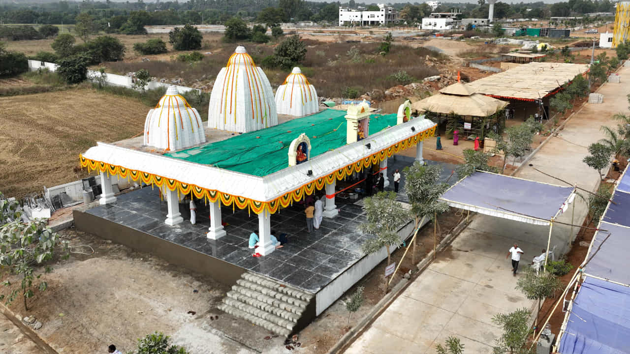 ఈ సంధర్భంగా అప్సుజా ఇన్ఫ్రాటెక్ మేనేజింగ్ డైరెక్టర్ హరికృష్ణ జీడిపల్లి మాట్లాడుతూ.. నవీనత, సంప్రదాయాల సమన్వయంతో దైవ దర్శనానికి జీవం పోస్తూ సిద్దిపేటలోని చర్విత మెడోస్లో 3డిలో నిర్మించిన హిందూ దేవాలయం మన అంకితభావానికి నిదర్శనమన్నారు.